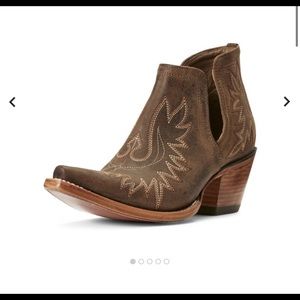 Size 7 brown Ariat Dixon’s